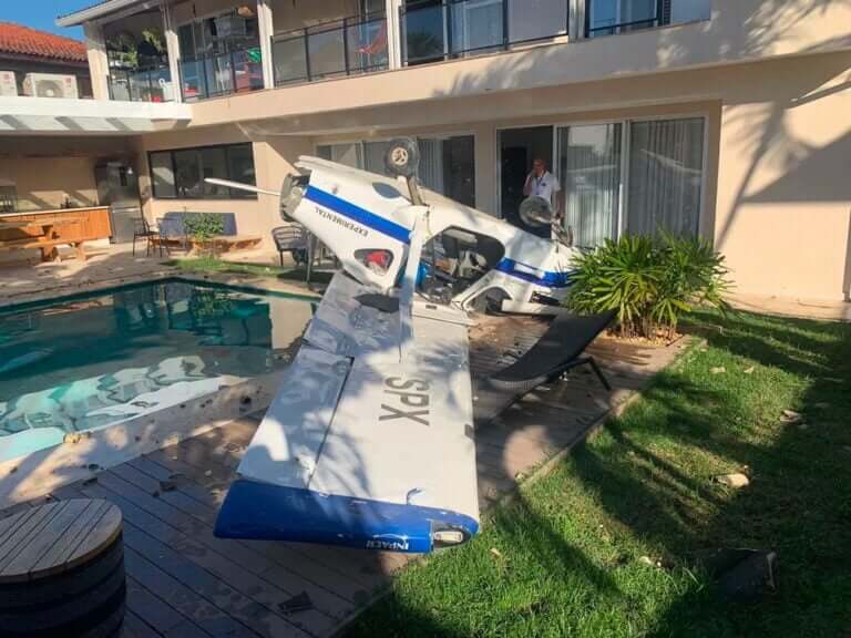 Aviao cai na barra da tijuca